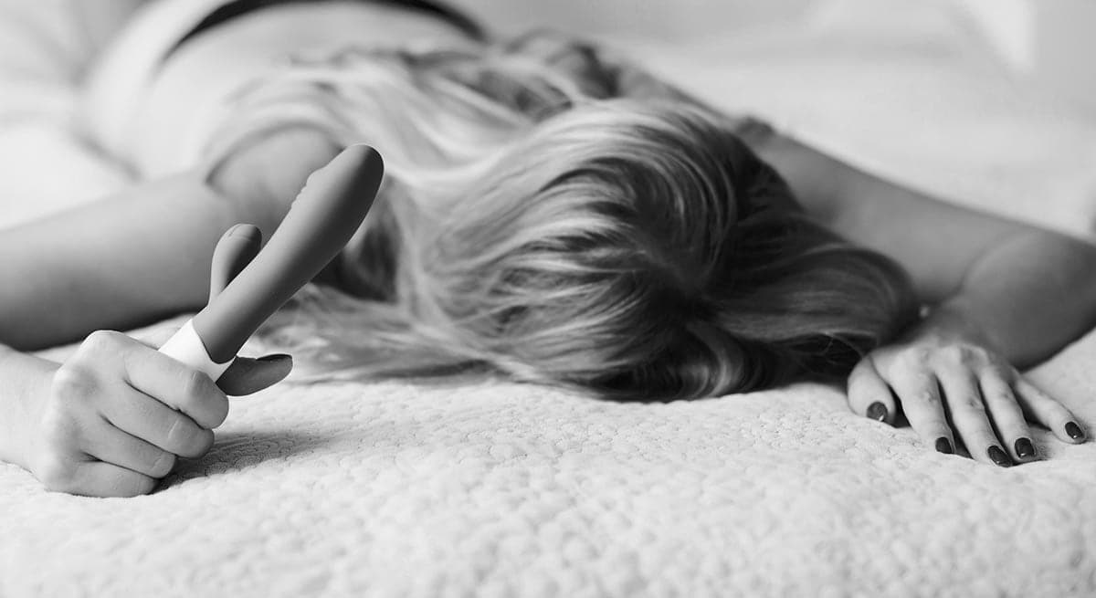 erotiske noveller kvinne holder vibrator i sengen