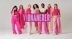 Vi onanerer Kondomeriet 7 kvinner i rosa klær modeller logo 