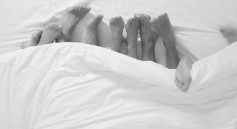 Erotisk novelle flere par ligger i samme seng